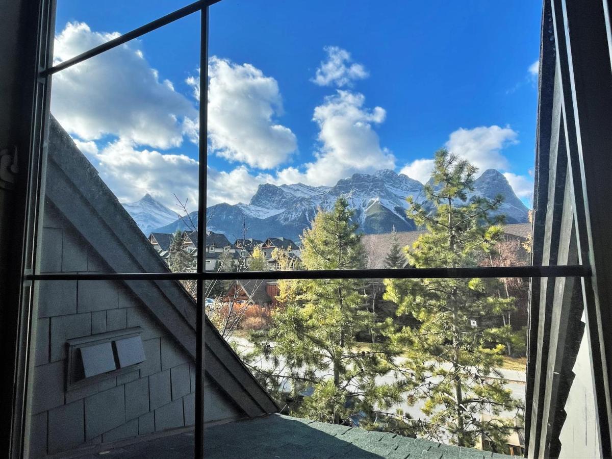 Renovated Chalet At Mystic Springs, Mountain Views, Pets Welcome! Канмор Екстериор снимка