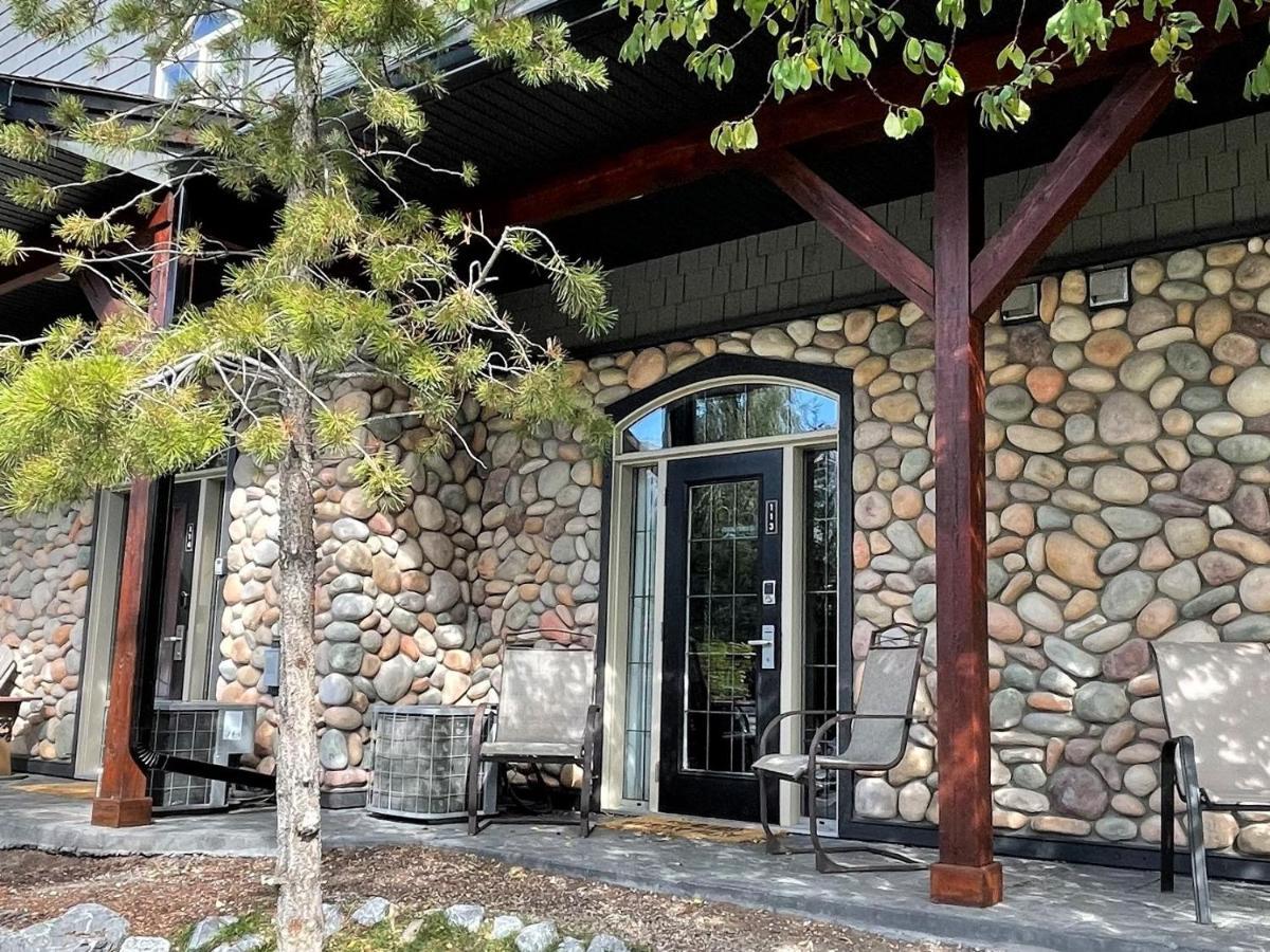 Renovated Chalet At Mystic Springs, Mountain Views, Pets Welcome! Канмор Екстериор снимка