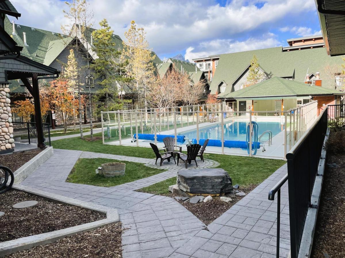 Renovated Chalet At Mystic Springs, Mountain Views, Pets Welcome! Канмор Екстериор снимка