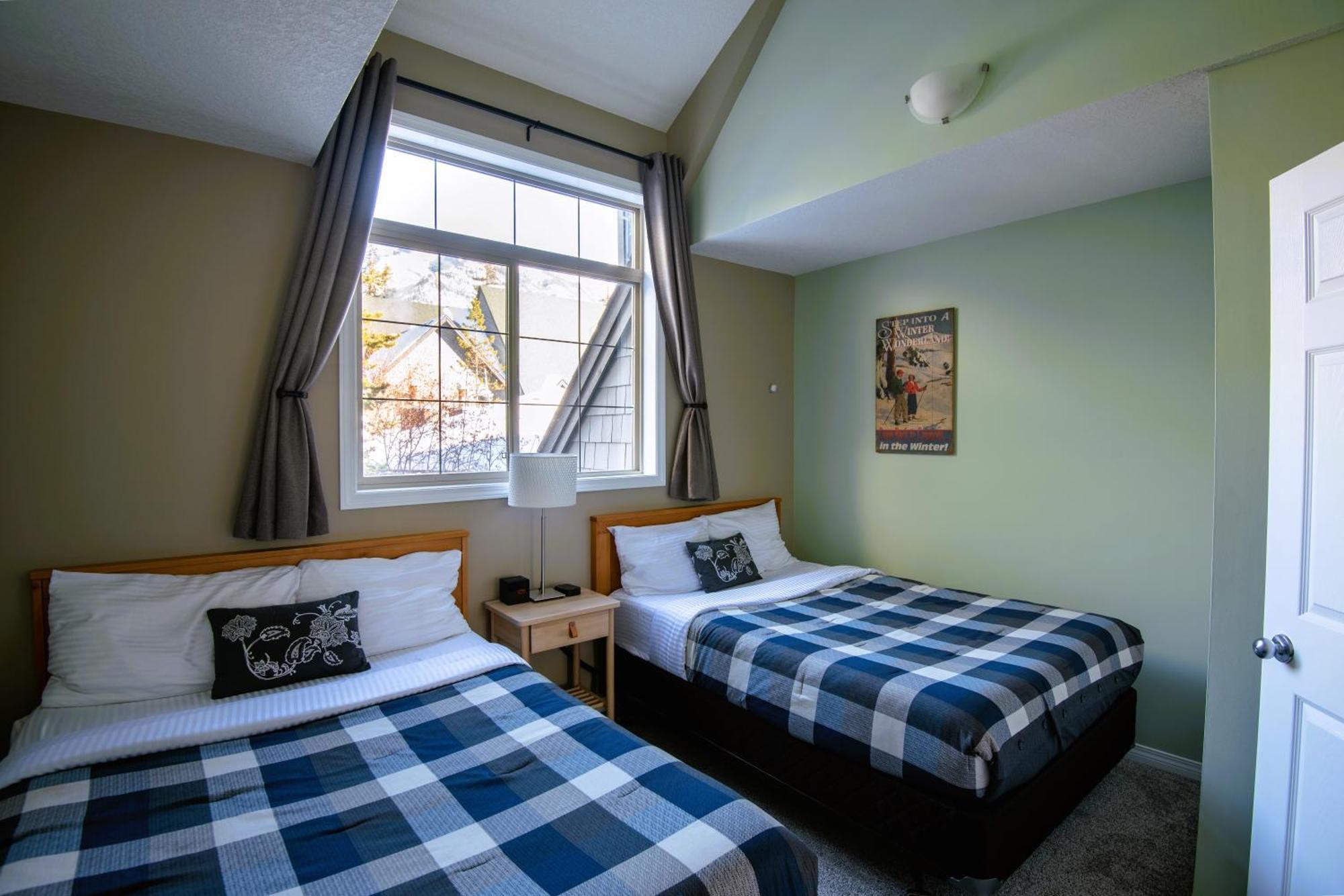 Renovated Chalet At Mystic Springs, Mountain Views, Pets Welcome! Канмор Екстериор снимка